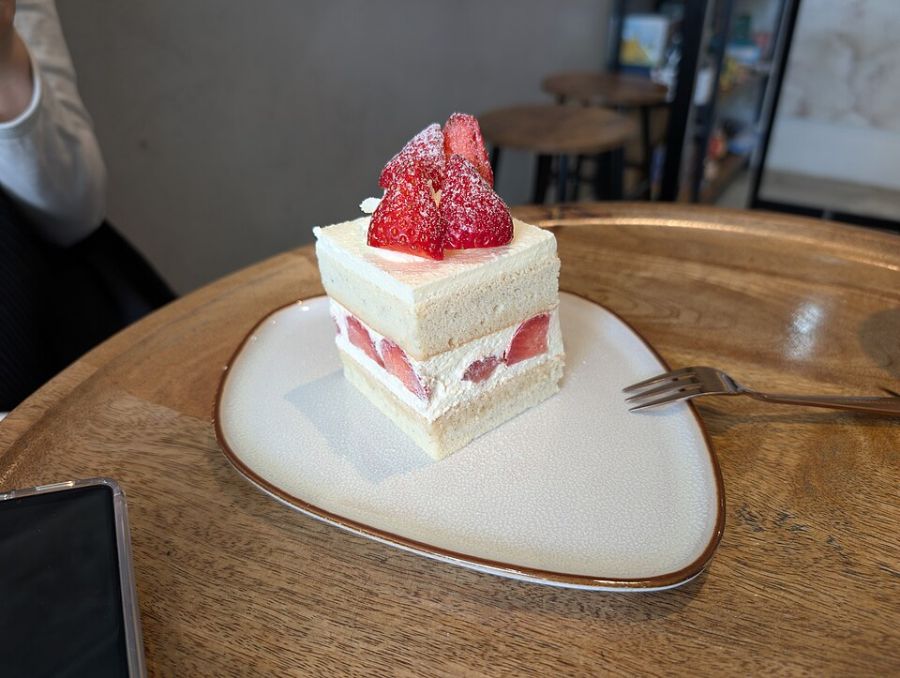 Torta de frutillas con crema (15 porciones)